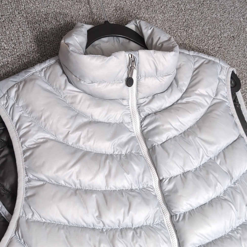 L.L. Bean Downtek Puffer Vest Size Large-Reg In Bluish-Silver Stowaway Pocket - Picture 2 of 12
